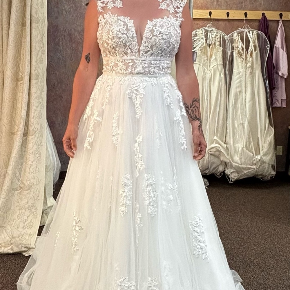 Exquisite Floral Lace Bridal Gown